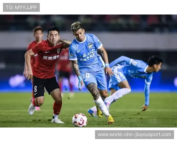 河南队古斯塔沃倚住后卫，头球摆渡送到弧顶